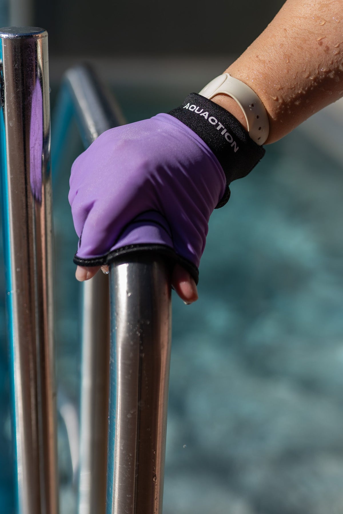 Aqua Jogging Gloves vesijuoksuhanskat, käytössä vesijuoksuharjoittelussa - Aquaction