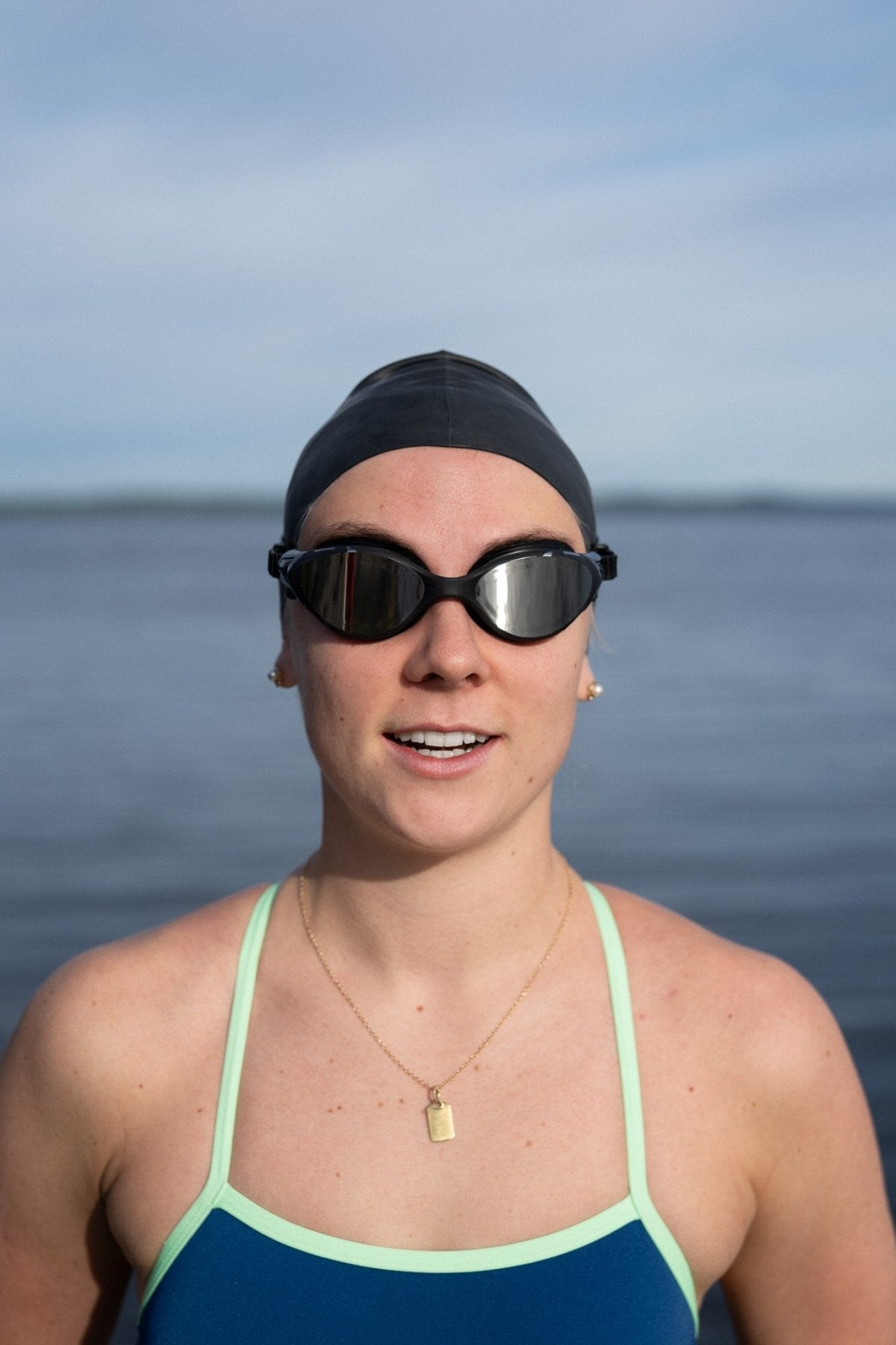AquaCore Mirror uimalasit, musta-hopea, peililinssi lähikuvassa - Aquaction
