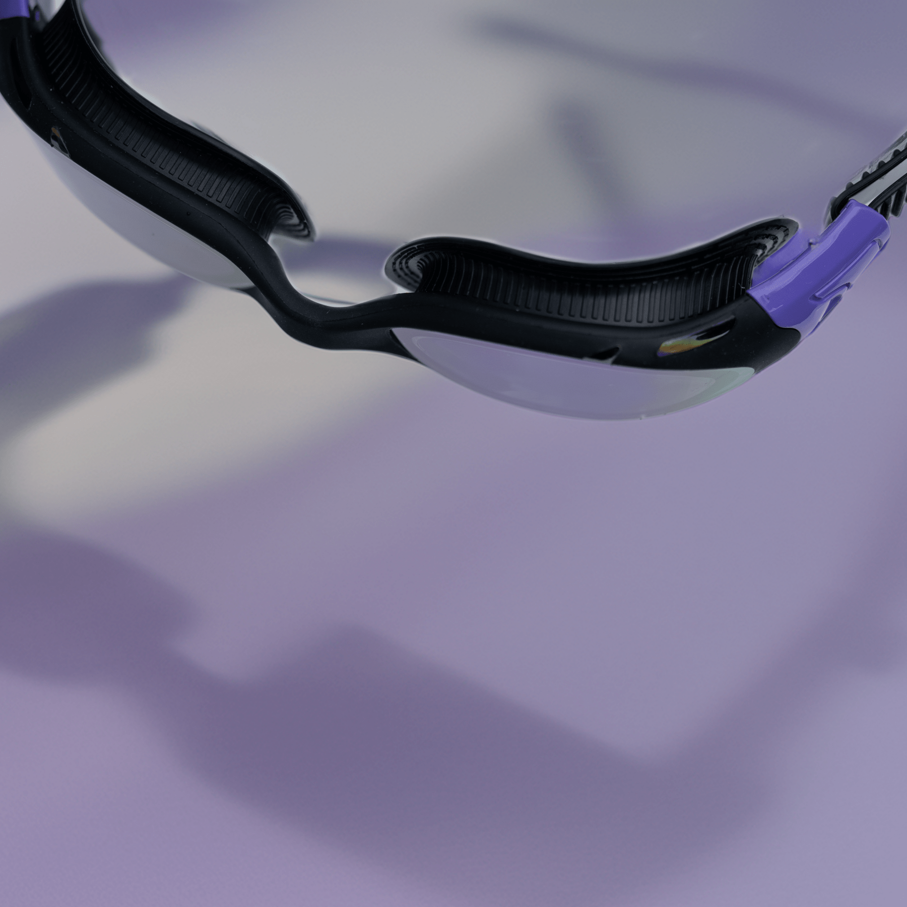 AquaCore Mirror uimalasit, musta-violetti, pakkaus ja mukana tuleva sisältö - Aquaction