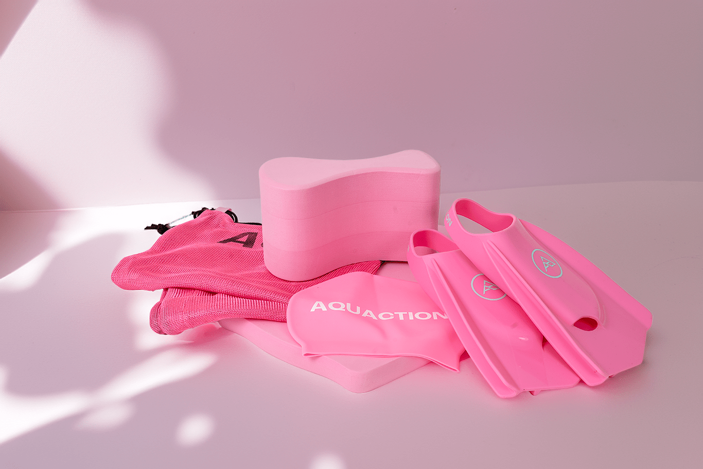 Aquaction tuotepaketti, pinkki - räpylät, uimalauta, pullari, uimalakki & meshbagAquaction